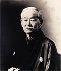 Jigorō Kanō est le fondateur du judo kodokan. Le judo est le premier art martial japonais à avoir obtenu une reconnaissance internationale, et le premier à avoir intégré les Jeux olympiques